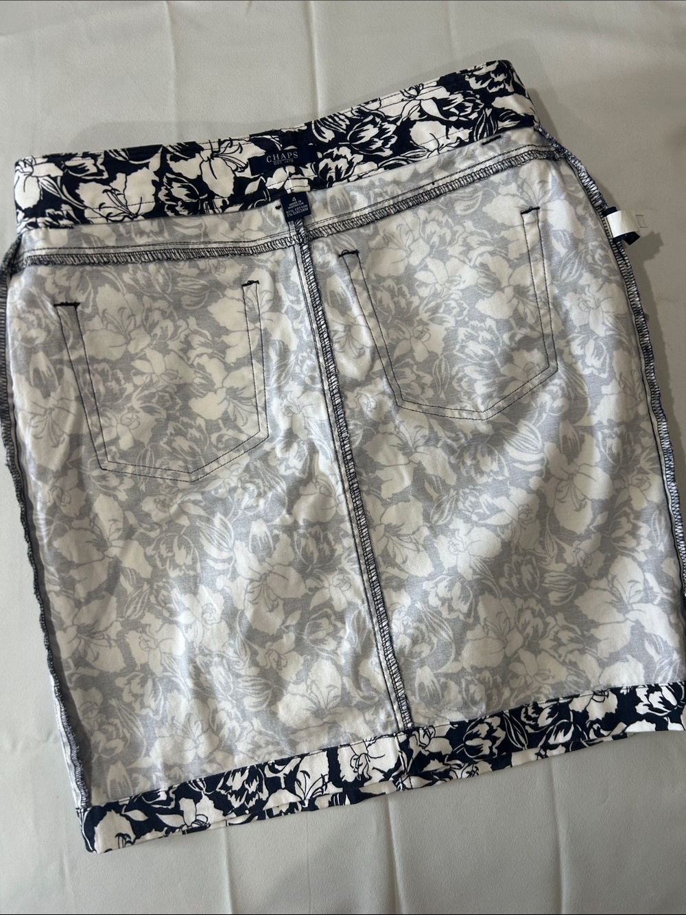 Chaps Classic Navy and White Floral Pencil Skirt Sz 4 - Picture 7 of 7